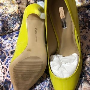 BCBG ladies pump